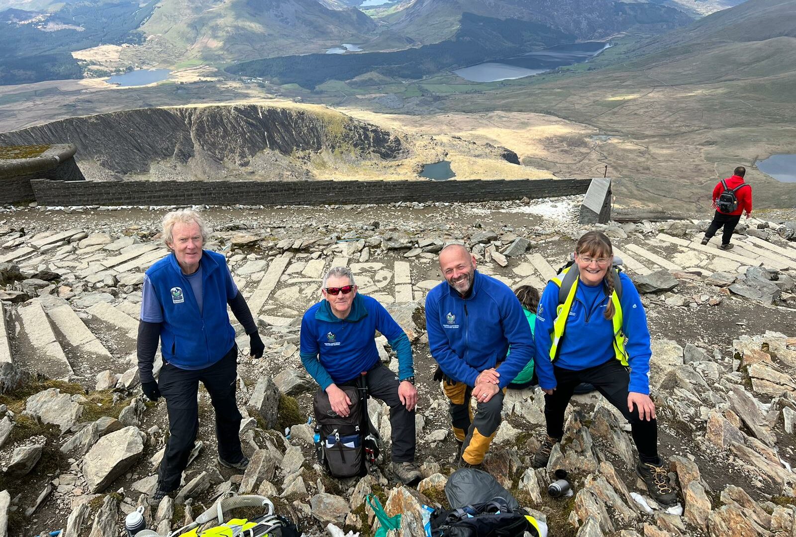Volunteers keeping Yr Wydda litter free